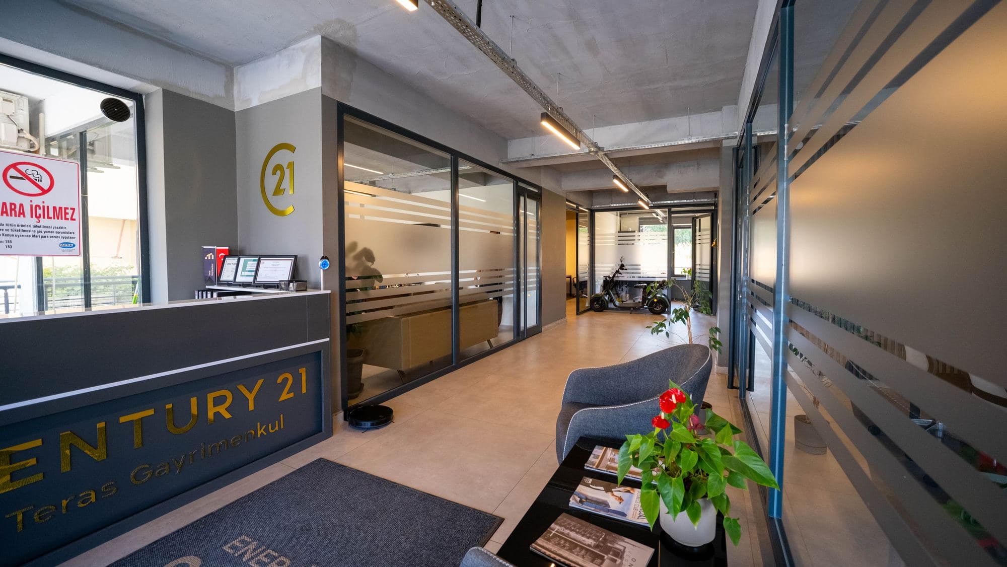 Teras Gayrimenkul ofis girişi ve karşılama alanı